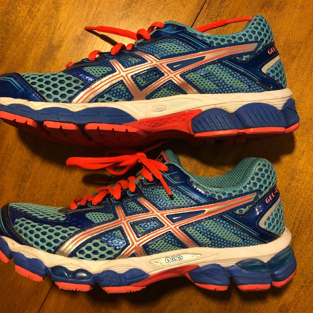 ASICS GEL CUMULUS 15 WOMENS running/athletic shoes. Excel condition. Sz 6.5